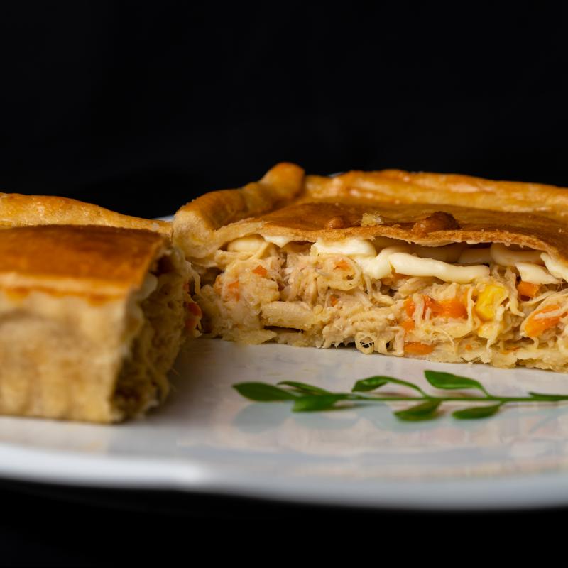 Empadão Artesanal de Frango Cremoso com Catupiry® - 500 gramas