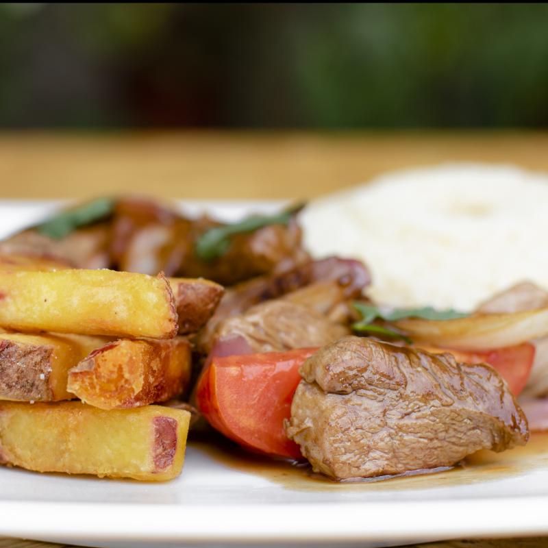 Lomo saltado en pisco