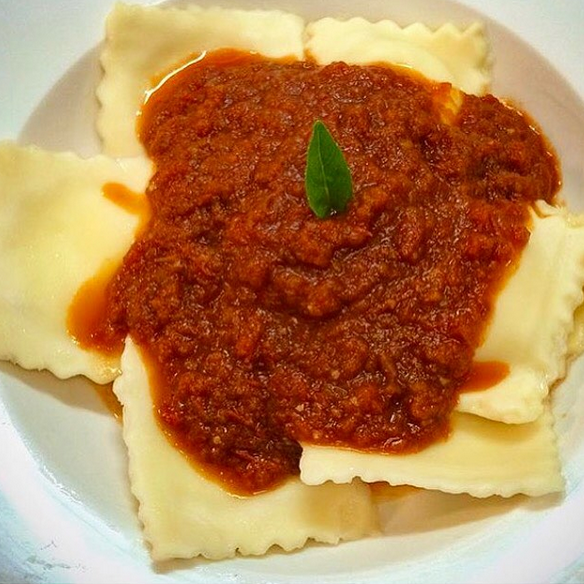 Ravioli de Queijo de Cabra ao Molho Sugo