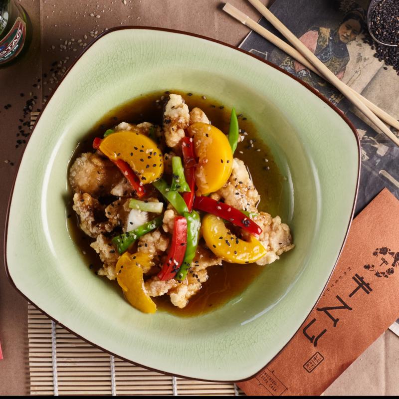 Pollo Crocante con duraznos