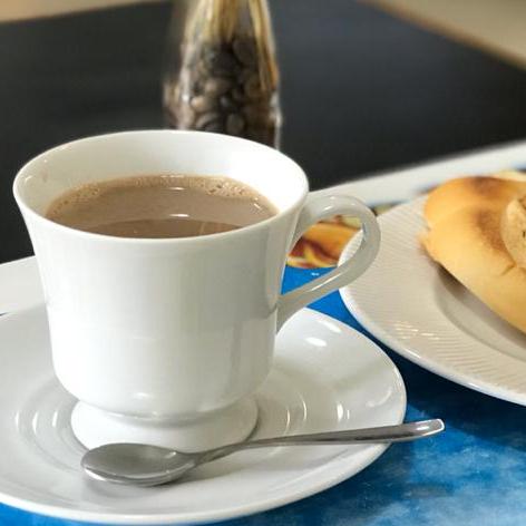 CAFÉ COM LEITE