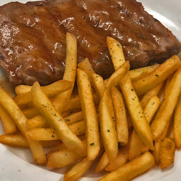 Costelinha ao Barbecue com Fritas