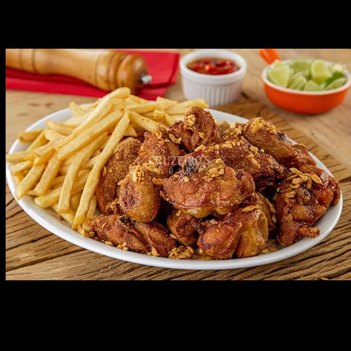 Frango a passarinho com fritas