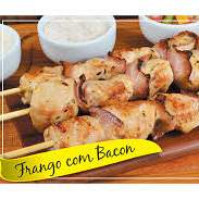 ESPETINHO DE FRANGO COM BACON