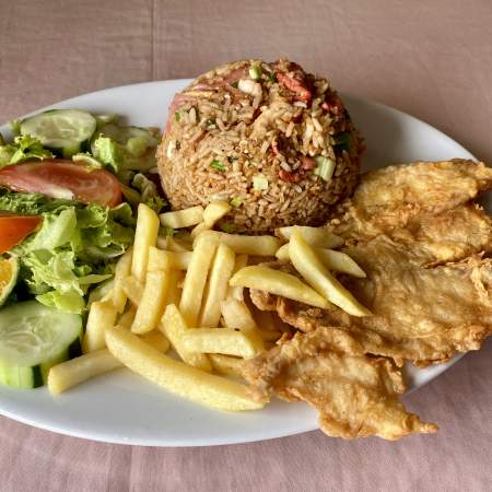 8-Arroz cantones con papas ensalada y pescado