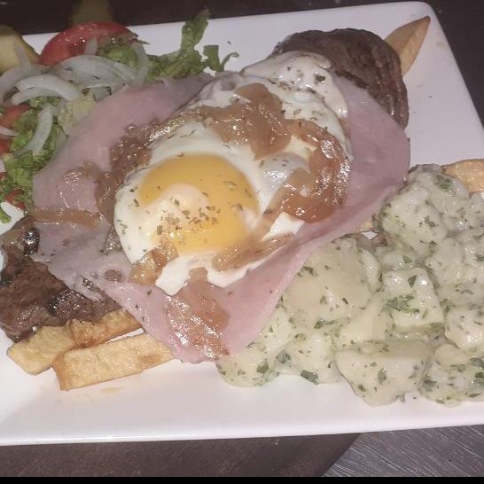 Chivito uruguayo