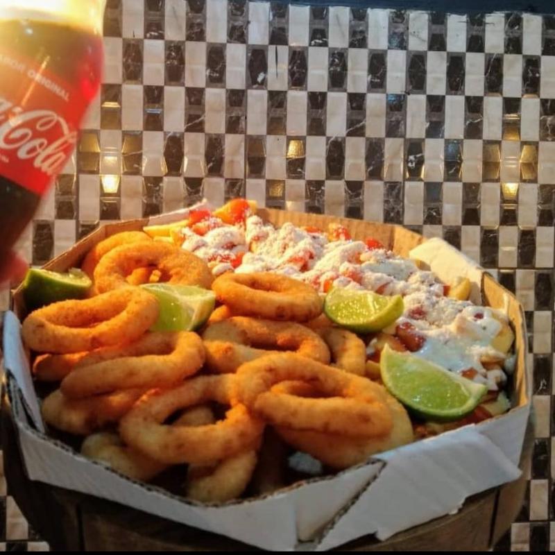 ANÉIS DE CEBOLA E BATATA FRITA