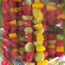 BROCHETAS DE FRUTAS CUBIERTAS DE CHOCOLATE