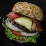 HAMBURGUESA ARTESANAL CLÁSICA DE RES