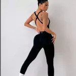 Enterizo negro cruzado