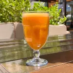 Suco de laranja, manga e cenoura