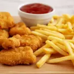 8 NUGGETS + PAPA F + JUGÓ CAJA