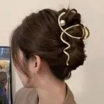 Pinza dorada con perla