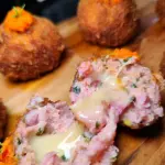 Bolinho de Linguiça com Queijo