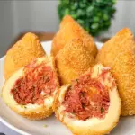 Coxinha de charque crocante
