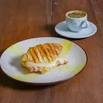Media Luna de Jamón y Queso