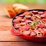 Calabresa acebolada com fritas