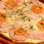 Pizza de Lombo Canadense com Abacaxi