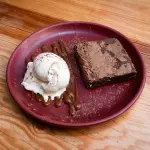Brownie c/ caramelo de café e gelado
