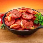 Calabresa Acebolada