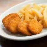 NUGGETS DE POLLO CON PAPAS FRITAS
