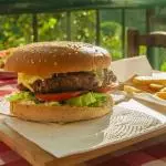 HAMBURGUESA CON PAPAS