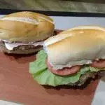 SÁNDWICH CHICO DE MILANESA CON LECHUGA Y TOMATE