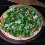 Pizza de rucula y provolone