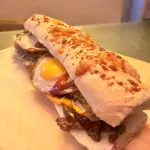 Lomito gringa + papas