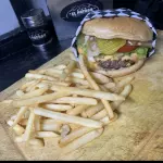 Hamburguesa de arrachera con papas