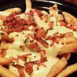 Fritas com cheddar e bacon