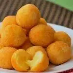 BOLINHO DE POLENTA COM QUEIJO