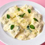 Ravioli de carne ao molho branco