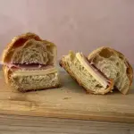 CROISSANT QUEIJO OU FIAMBRE