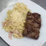 Fetuccini a lo Alfredo con Lomo.