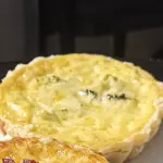Quiche de brócolis com queijo