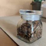 RECIPIENTE DE VIDRIO CON CAFE