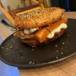 Hambúrguer de Sushi Salmão