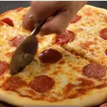 Pizza pepperoni + refresco fam.