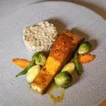 SALMON EN SALSA DE WHISKY, CAFÉ Y MARACUYÁ