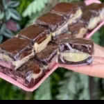 pedaço de brownie recheado