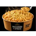Penne ao sugo, frango e ervilhas