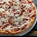 Pizza Calabresa Acebolada.