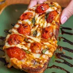 Toast caprese e mix de folhas