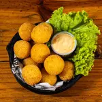 Bolinho de aipim com queijo
