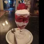 TAÇA DE MORANGO COM CHANTILY