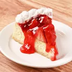 REBANADA PAY DE QUESO CON FRESAS