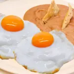 Huevos estrellados c/frijoles