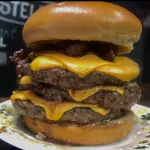 2 triplo cheddar + batata frita