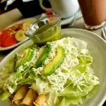 Tacos dorados de queso
